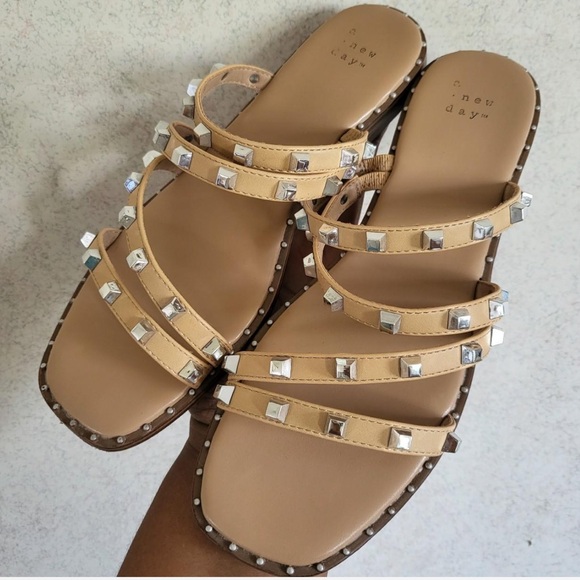 Like New✨Beige Studded Strap Sandals - Picture 4 of 7